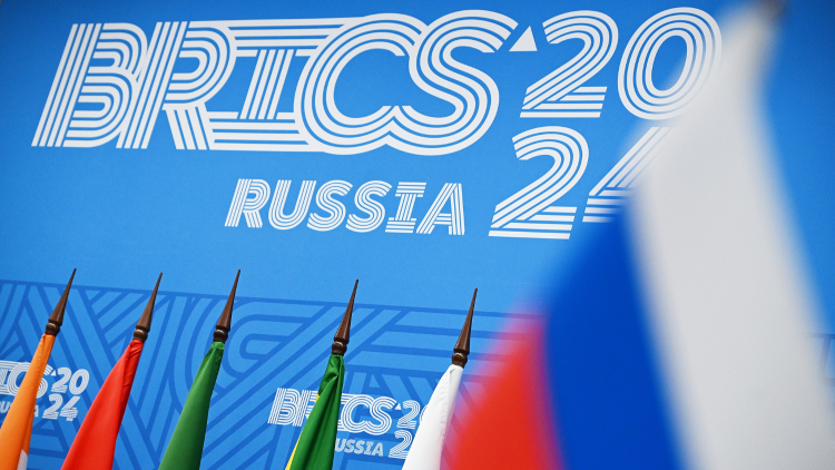 Porter une vision plus lucide en perçant le brouillard pour promouvoir le développement de qualité d'une coopération BRICS plus vaste